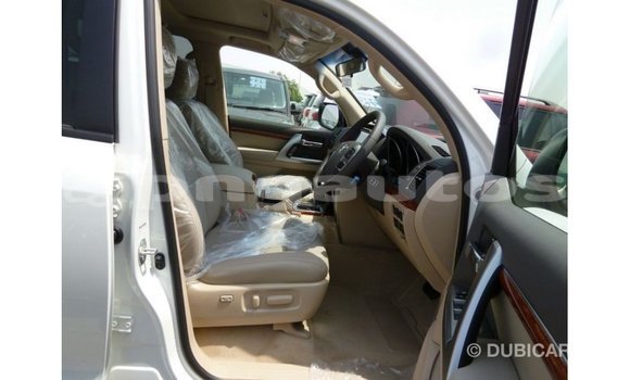 Buy Import Toyota Land Cruiser White Car in Import - Dubai in Enga Buy Import Toyota Land Cruiser White Car in Import - Dubai in Enga