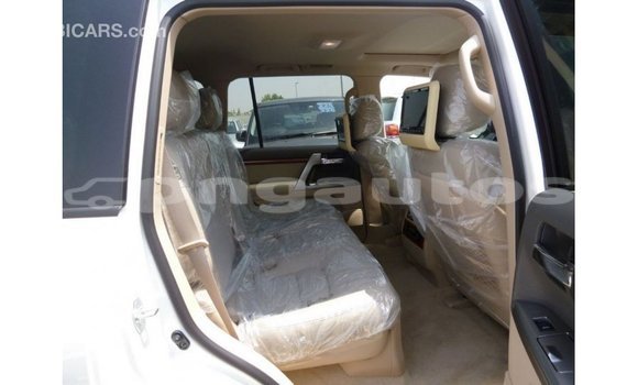 Buy Import Toyota Land Cruiser White Car in Import - Dubai in Enga Buy Import Toyota Land Cruiser White Car in Import - Dubai in Enga