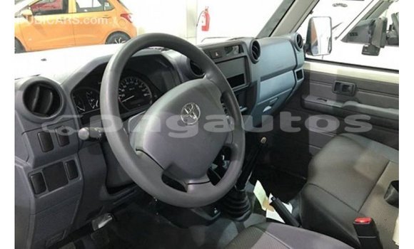 Buy Import Toyota Land Cruiser White Car in Import - Dubai in Enga Buy Import Toyota Land Cruiser White Car in Import - Dubai in Enga
