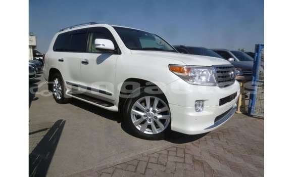 Buy Import Toyota Land Cruiser White Car in Import - Dubai in Enga Buy Import Toyota Land Cruiser White Car in Import - Dubai in Enga