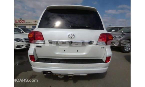 Buy Import Toyota Land Cruiser White Car in Import - Dubai in Enga Buy Import Toyota Land Cruiser White Car in Import - Dubai in Enga