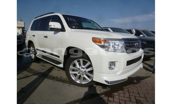 Buy Import Toyota Land Cruiser White Car in Import - Dubai in Enga Buy Import Toyota Land Cruiser White Car in Import - Dubai in Enga