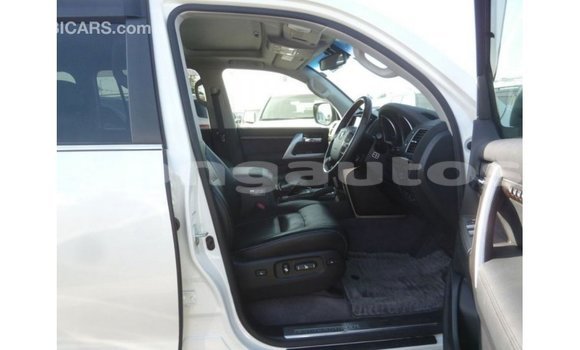 Buy Import Toyota Land Cruiser White Car in Import - Dubai in Enga Buy Import Toyota Land Cruiser White Car in Import - Dubai in Enga