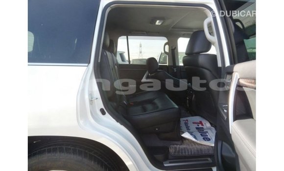 Buy Import Toyota Land Cruiser White Car in Import - Dubai in Enga Buy Import Toyota Land Cruiser White Car in Import - Dubai in Enga