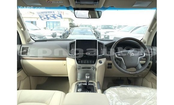 Buy Import Toyota Land Cruiser White Car in Import - Dubai in Enga Buy Import Toyota Land Cruiser White Car in Import - Dubai in Enga