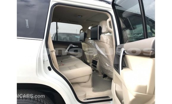 Buy Import Toyota Land Cruiser White Car in Import - Dubai in Enga Buy Import Toyota Land Cruiser White Car in Import - Dubai in Enga