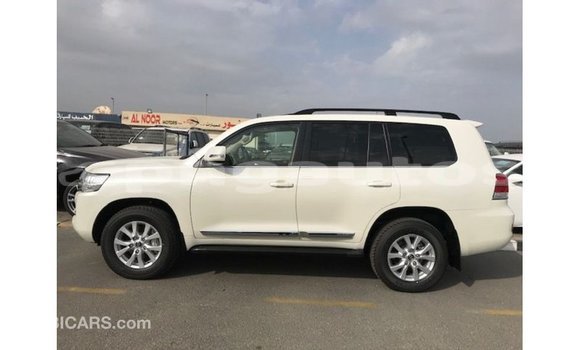 Buy Import Toyota Land Cruiser White Car in Import - Dubai in Enga Buy Import Toyota Land Cruiser White Car in Import - Dubai in Enga