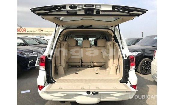 Buy Import Toyota Land Cruiser White Car in Import - Dubai in Enga Buy Import Toyota Land Cruiser White Car in Import - Dubai in Enga