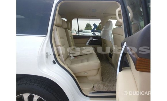 Buy Import Toyota Land Cruiser White Car in Import - Dubai in Enga Buy Import Toyota Land Cruiser White Car in Import - Dubai in Enga