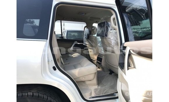 Buy Import Toyota Land Cruiser White Car in Import - Dubai in Enga Buy Import Toyota Land Cruiser White Car in Import - Dubai in Enga