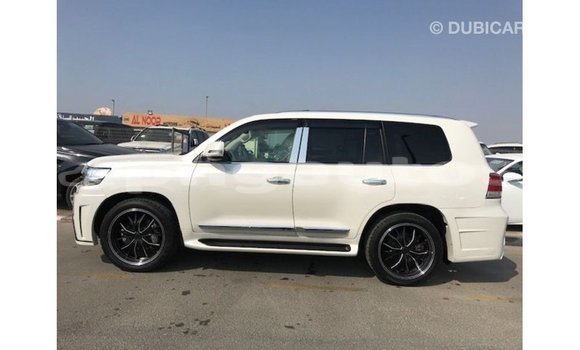 Buy Import Toyota Land Cruiser White Car in Import - Dubai in Enga Buy Import Toyota Land Cruiser White Car in Import - Dubai in Enga