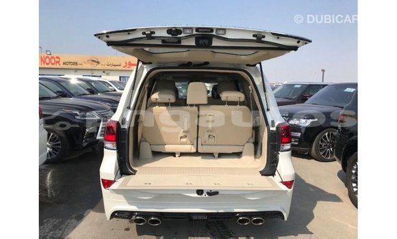 Buy Import Toyota Land Cruiser White Car in Import - Dubai in Enga Buy Import Toyota Land Cruiser White Car in Import - Dubai in Enga
