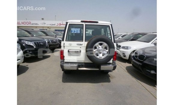 Buy Import Toyota Land Cruiser White Car in Import - Dubai in Enga Buy Import Toyota Land Cruiser White Car in Import - Dubai in Enga