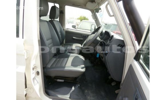 Buy Import Toyota Land Cruiser White Car in Import - Dubai in Enga Buy Import Toyota Land Cruiser White Car in Import - Dubai in Enga
