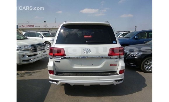 Buy Import Toyota Land Cruiser White Car in Import - Dubai in Enga Buy Import Toyota Land Cruiser White Car in Import - Dubai in Enga