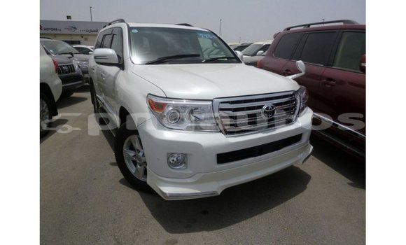 Buy Import Toyota Land Cruiser White Car in Import - Dubai in Enga Buy Import Toyota Land Cruiser White Car in Import - Dubai in Enga