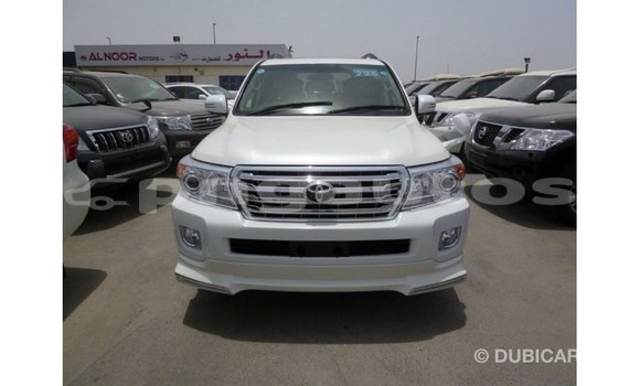 Buy Import Toyota Land Cruiser White Car in Import - Dubai in Enga Buy Import Toyota Land Cruiser White Car in Import - Dubai in Enga