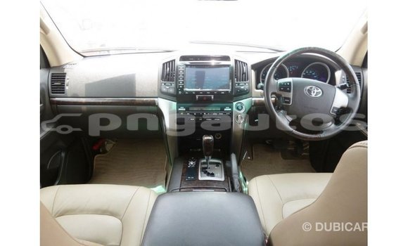 Buy Import Toyota Land Cruiser White Car in Import - Dubai in Enga Buy Import Toyota Land Cruiser White Car in Import - Dubai in Enga