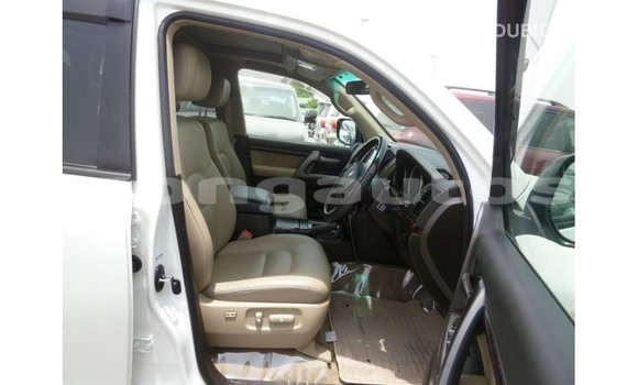 Buy Import Toyota Land Cruiser White Car in Import - Dubai in Enga Buy Import Toyota Land Cruiser White Car in Import - Dubai in Enga