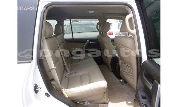 Buy Import Toyota Land Cruiser White Car in Import - Dubai in Enga Buy Import Toyota Land Cruiser White Car in Import - Dubai in Enga