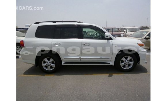 Buy Import Toyota Land Cruiser White Car in Import - Dubai in Enga Buy Import Toyota Land Cruiser White Car in Import - Dubai in Enga