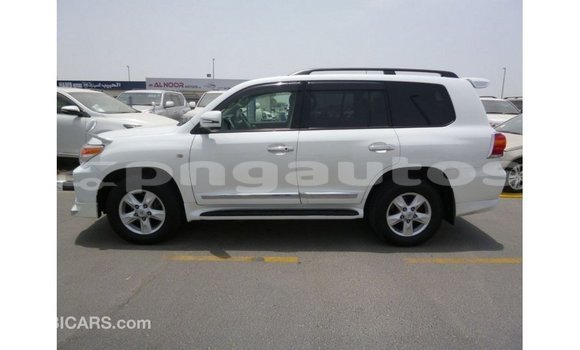 Buy Import Toyota Land Cruiser White Car in Import - Dubai in Enga Buy Import Toyota Land Cruiser White Car in Import - Dubai in Enga