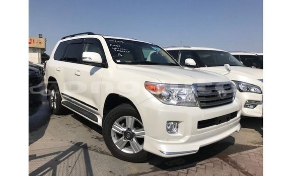 Buy Import Toyota Land Cruiser White Car in Import - Dubai in Enga Buy Import Toyota Land Cruiser White Car in Import - Dubai in Enga