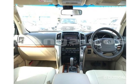 Buy Import Toyota Land Cruiser White Car in Import - Dubai in Enga Buy Import Toyota Land Cruiser White Car in Import - Dubai in Enga