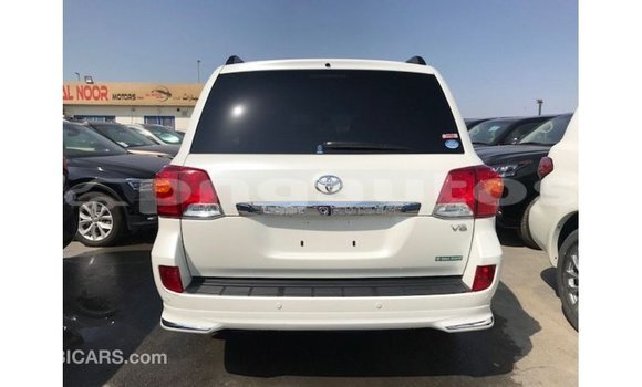 Buy Import Toyota Land Cruiser White Car in Import - Dubai in Enga Buy Import Toyota Land Cruiser White Car in Import - Dubai in Enga