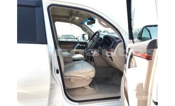 Buy Import Toyota Land Cruiser White Car in Import - Dubai in Enga Buy Import Toyota Land Cruiser White Car in Import - Dubai in Enga