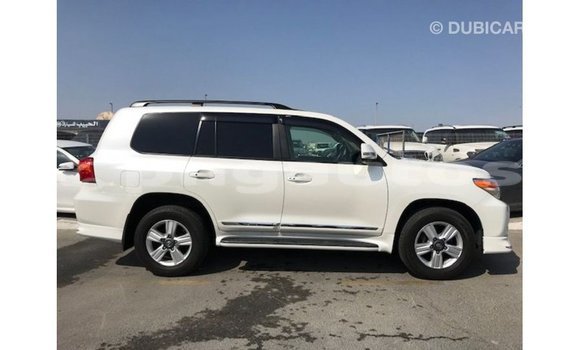 Buy Import Toyota Land Cruiser White Car in Import - Dubai in Enga Buy Import Toyota Land Cruiser White Car in Import - Dubai in Enga