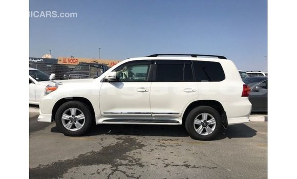Buy Import Toyota Land Cruiser White Car in Import - Dubai in Enga Buy Import Toyota Land Cruiser White Car in Import - Dubai in Enga
