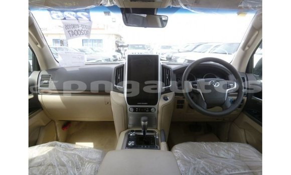 Buy Import Toyota Land Cruiser White Car in Import - Dubai in Enga Buy Import Toyota Land Cruiser White Car in Import - Dubai in Enga
