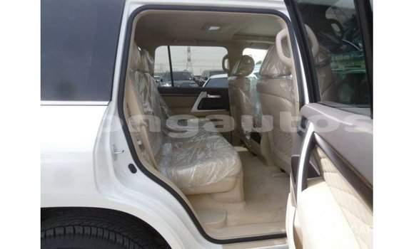 Buy Import Toyota Land Cruiser White Car in Import - Dubai in Enga Buy Import Toyota Land Cruiser White Car in Import - Dubai in Enga