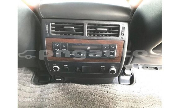 Buy Import Toyota Land Cruiser White Car in Import - Dubai in Enga Buy Import Toyota Land Cruiser White Car in Import - Dubai in Enga