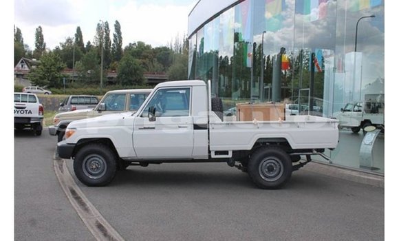 Buy Import Toyota Land Cruiser White Car in Import - Dubai in Enga Buy Import Toyota Land Cruiser White Car in Import - Dubai in Enga