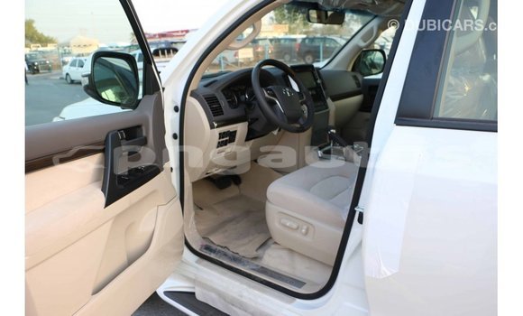 Buy Import Toyota Land Cruiser White Car in Import - Dubai in Enga Buy Import Toyota Land Cruiser White Car in Import - Dubai in Enga