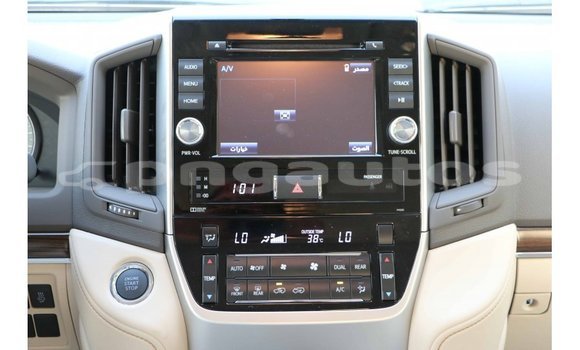 Buy Import Toyota Land Cruiser White Car in Import - Dubai in Enga Buy Import Toyota Land Cruiser White Car in Import - Dubai in Enga