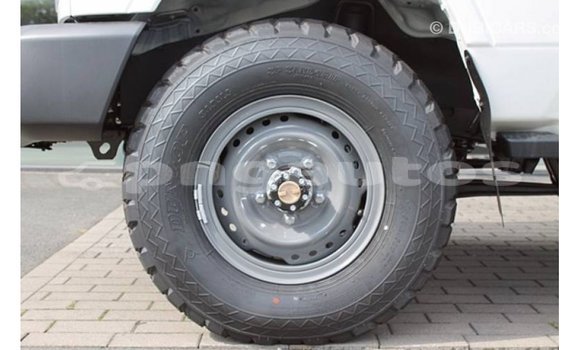 Buy Import Toyota Land Cruiser White Car in Import - Dubai in Enga Buy Import Toyota Land Cruiser White Car in Import - Dubai in Enga