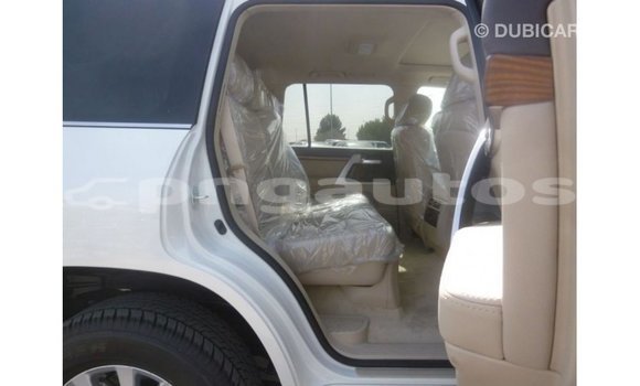 Buy Import Toyota Land Cruiser White Car in Import - Dubai in Enga Buy Import Toyota Land Cruiser White Car in Import - Dubai in Enga