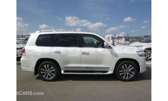 Buy Import Toyota Land Cruiser White Car in Import - Dubai in Enga Buy Import Toyota Land Cruiser White Car in Import - Dubai in Enga