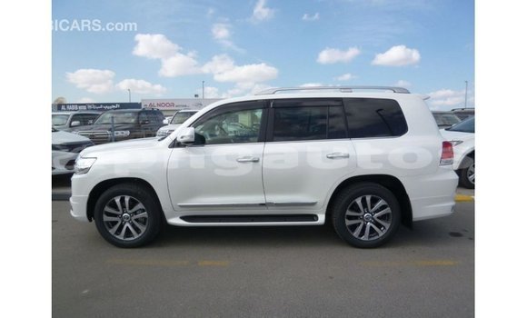 Buy Import Toyota Land Cruiser White Car in Import - Dubai in Enga Buy Import Toyota Land Cruiser White Car in Import - Dubai in Enga