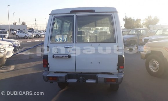 Buy Import Toyota Land Cruiser White Car in Import - Dubai in Enga Buy Import Toyota Land Cruiser White Car in Import - Dubai in Enga