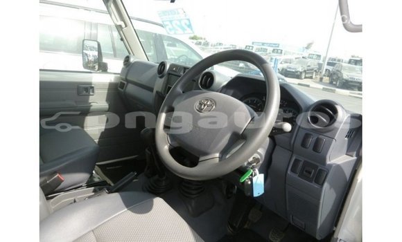 Buy Import Toyota Land Cruiser White Car in Import - Dubai in Enga Buy Import Toyota Land Cruiser White Car in Import - Dubai in Enga