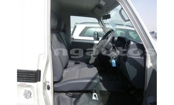 Buy Import Toyota Land Cruiser White Car in Import - Dubai in Enga Buy Import Toyota Land Cruiser White Car in Import - Dubai in Enga