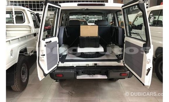 Buy Import Toyota Land Cruiser White Car in Import - Dubai in Enga Buy Import Toyota Land Cruiser White Car in Import - Dubai in Enga