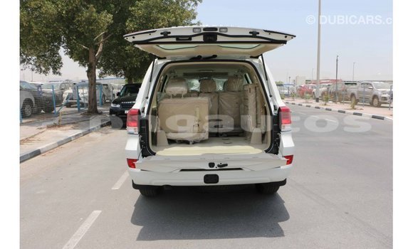 Buy Import Toyota Land Cruiser White Car in Import - Dubai in Enga Buy Import Toyota Land Cruiser White Car in Import - Dubai in Enga