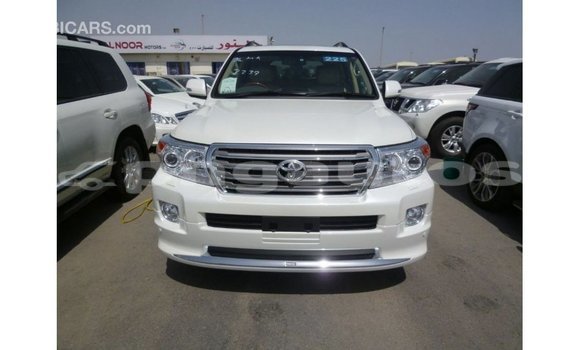 Buy Import Toyota Land Cruiser White Car in Import - Dubai in Enga Buy Import Toyota Land Cruiser White Car in Import - Dubai in Enga