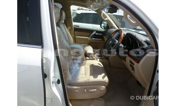 Buy Import Toyota Land Cruiser White Car in Import - Dubai in Enga Buy Import Toyota Land Cruiser White Car in Import - Dubai in Enga