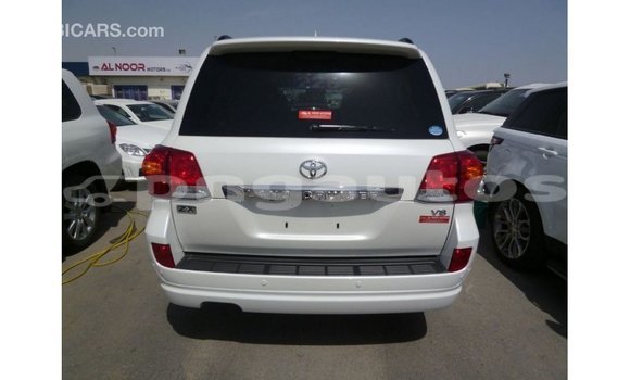 Buy Import Toyota Land Cruiser White Car in Import - Dubai in Enga Buy Import Toyota Land Cruiser White Car in Import - Dubai in Enga